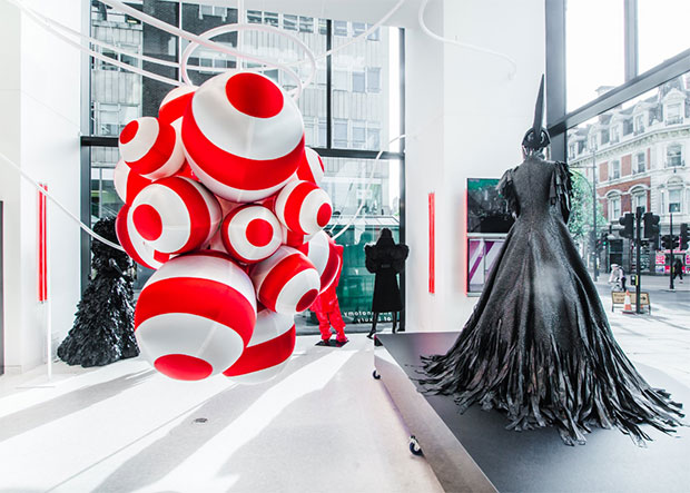 vishopmag-revista-escaparates-escaparatismo-visualmerchandising-retaildesign-escaparates-gareth-pugh-selfridges-002