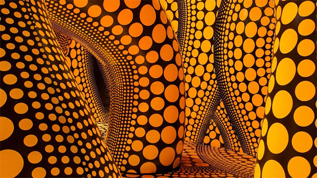 Un robot de la artista Yayoi Kusama pinta la fachada de Louis