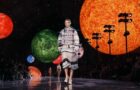 CHANEL SPRING SUMMER 2026: UN VIAJE AL COSMOS DE LA MODA CHANEL SPRING SUMMER 2026: UN VIAJE AL COSMOS DE LA MODA