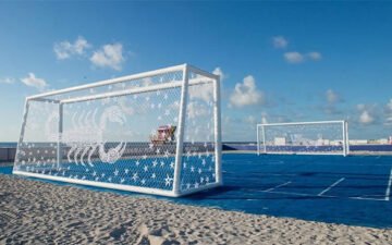 UN CAMPO DE FÚTBOL TEJIDO QUE CONECTA ARTE Y OCÉANO UN CAMPO DE FÚTBOL TEJIDO QUE CONECTA ARTE Y OCÉANO